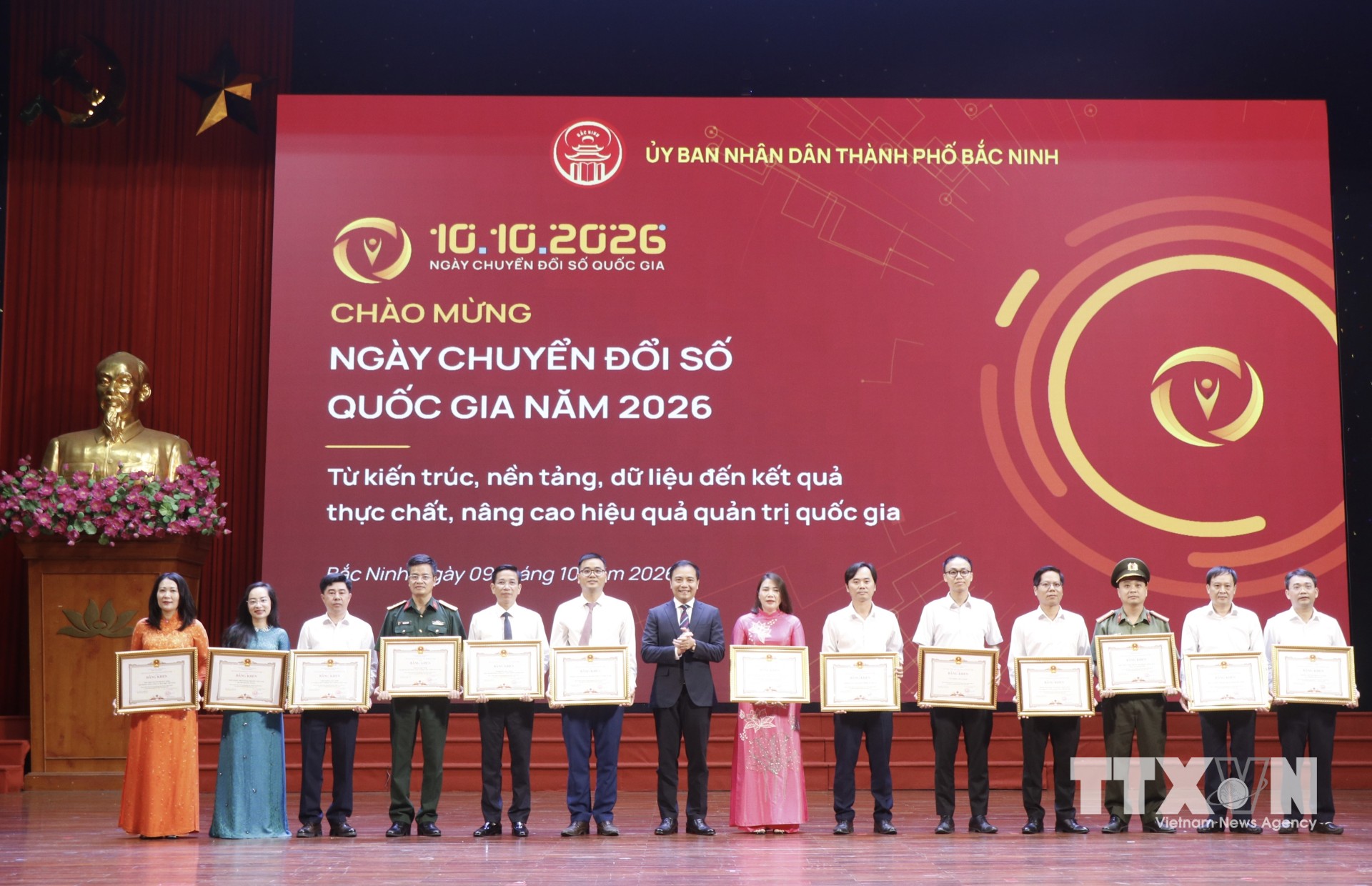Lãnh đạo thành phố Bắc Ninh trao Bằng khen tặng các tập thể có thành tích xuất sắc trong chuyển đổi số. (Ảnh: Thanh Thương/TTXVN)